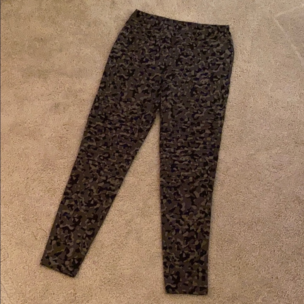 ☝🏽 Last Call: NWT Camo Leggings